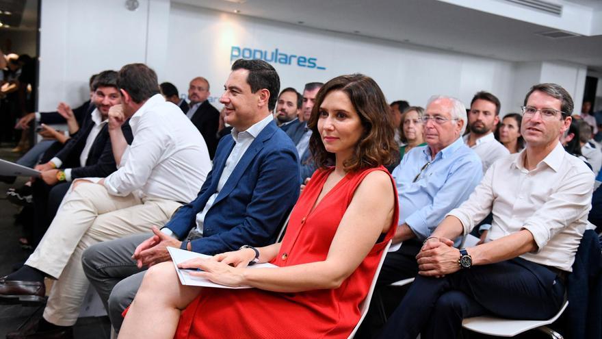 La presidenta de la Comunidad de Madrid, Isabel Díaz Ayuso, junto al presidente de la Junta, Juanma Moreno, durante la reunión de la Junta Directiva Nacional del Partido Popular tras las elecciones generales del 23J, en la sede del PP. / E.P.