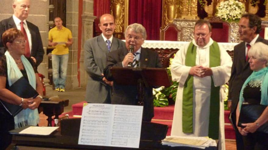 Antonio Cruz Domínguez, en el centro, durante el homenaje. | la provincia / dlp