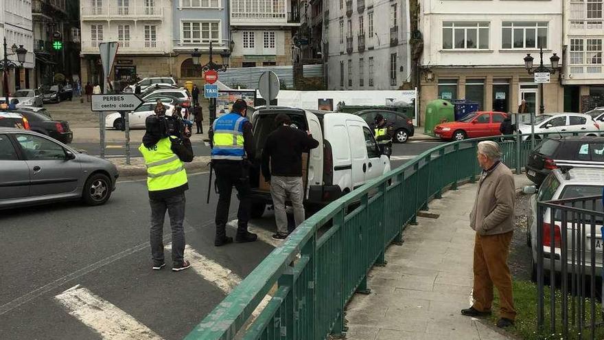 Los agentes inspeccionan una furgoneta, ayer, en Pontedeume.