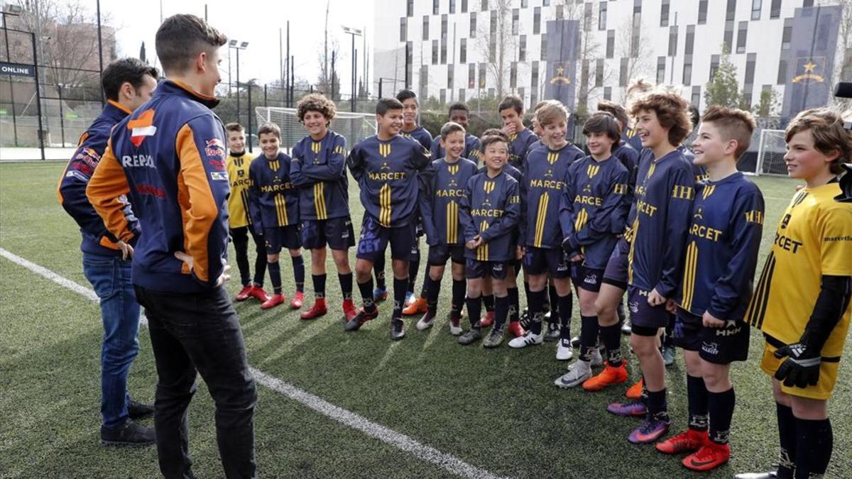 Pedrosa y Márquez, con las promesas del fútbol