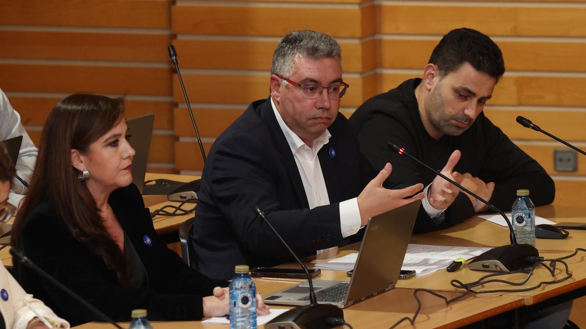 El portavoz del PP, Javier Bas, interviene en un pleno.
