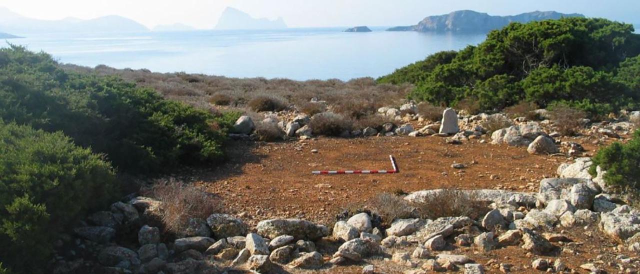 Restos de la ‘sitja’ E-15, situada al sur de la isla, muy cerca de los acantilados.