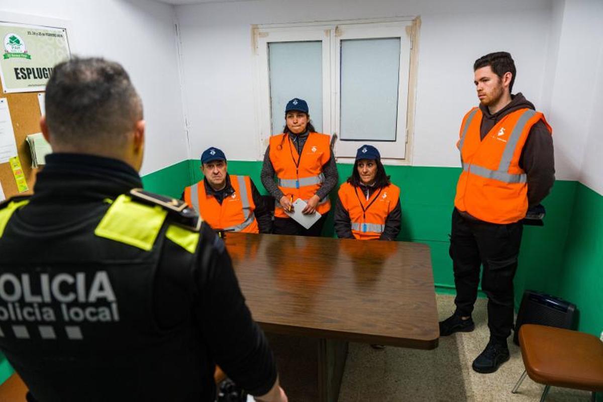 Agentes de la Policía Local de Esplugues informan al equipo de serenos en el 'briefing' previo a la ronda nocturna, el pasado viernes