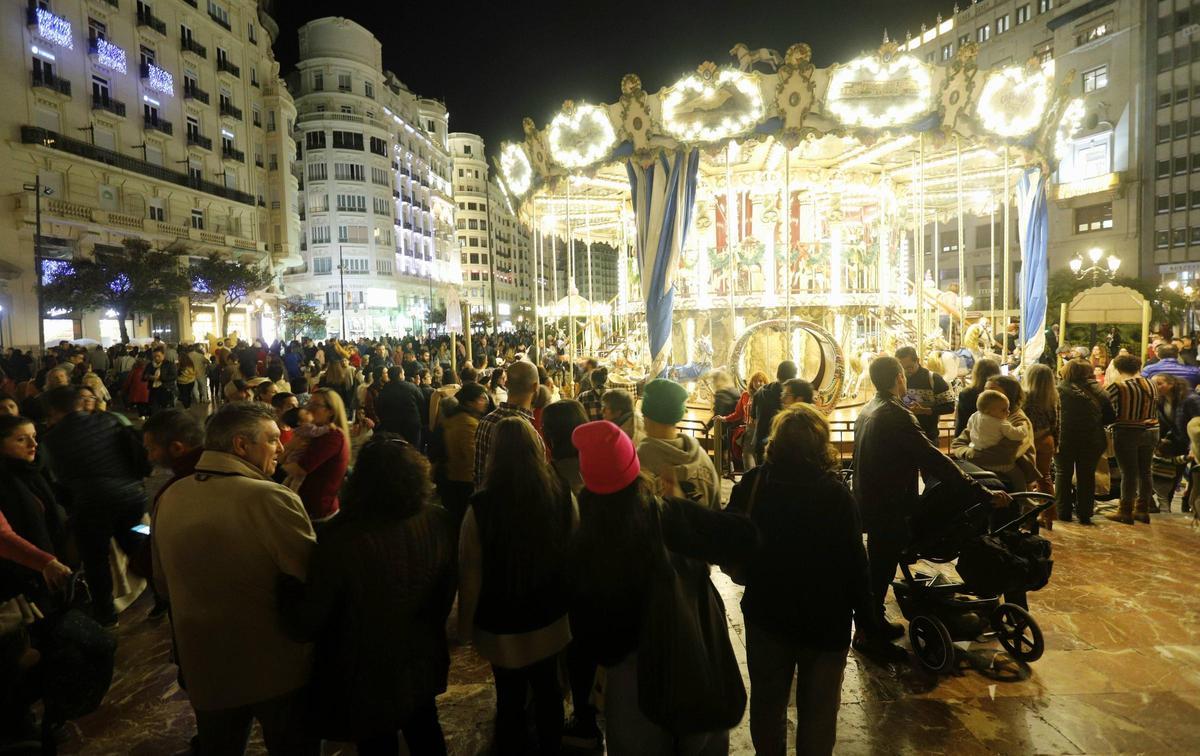 Miles de turistas llenan el centro de València estos días prenavideños.