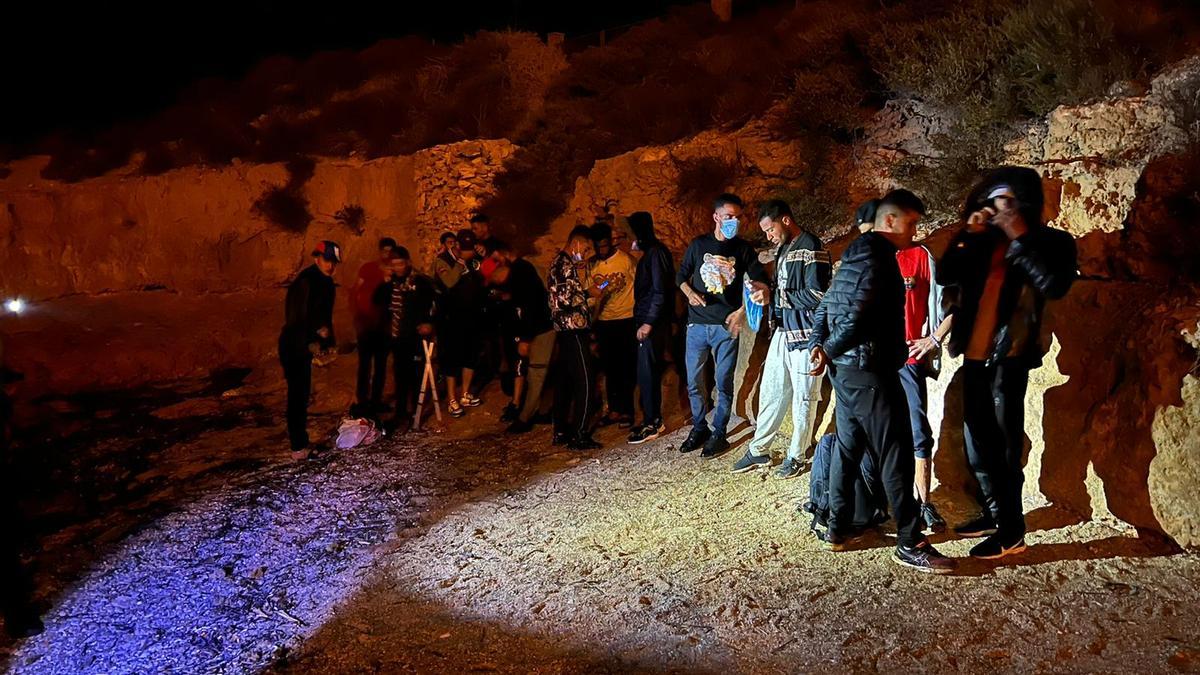 Extranjeros llegados a Cala Túnez, cerca del faro de Cabo de Palos, el lunes por la noche.