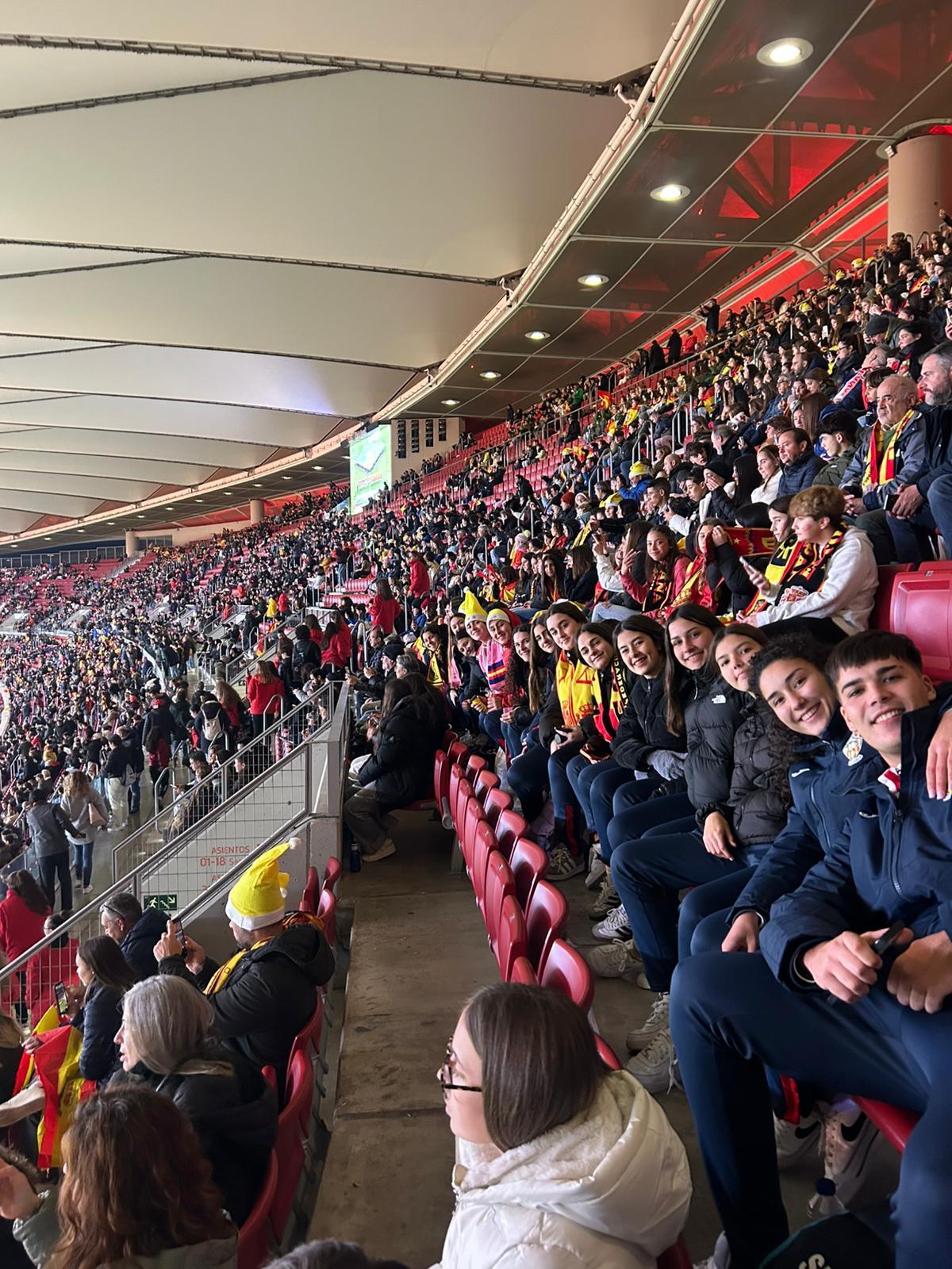 Parte de los aficionados de la Ribera que se desplazaron hasta el Metropolitano.