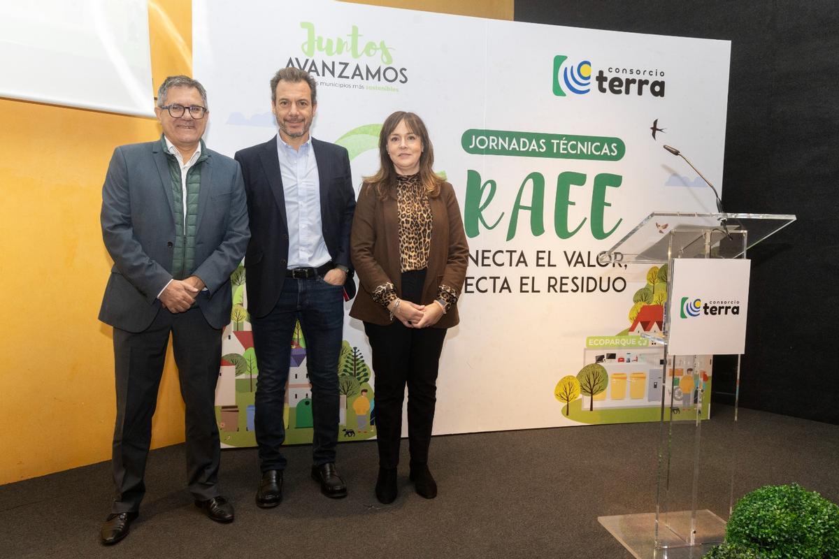 El presidente del Consorcio Terra y alcalde de Agost, Juanjo Castelló; el director territorial para la Recuperación Económica y Social de la Comunitat Valenciana y de Medio Ambiente, Infraestructuras y Territorio, Miguel Halabi; y la diputada de Medio Ambiente, Energía y Residuos Sólidos Urbanos, María Magdalena Martínez.