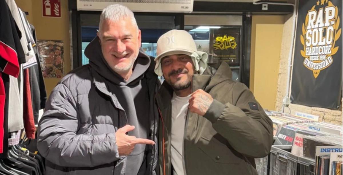 Kase.O con la estrella de rap cubana en la tienda de Rapsolo en Zaragoza.