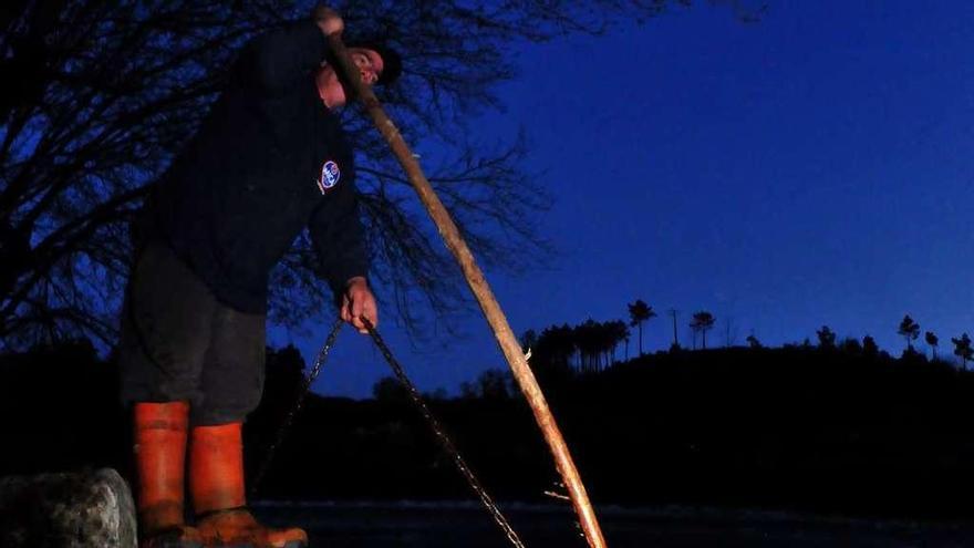 El trabajo en las pesqueras se realiza durante la noche. // Iñaki Abella