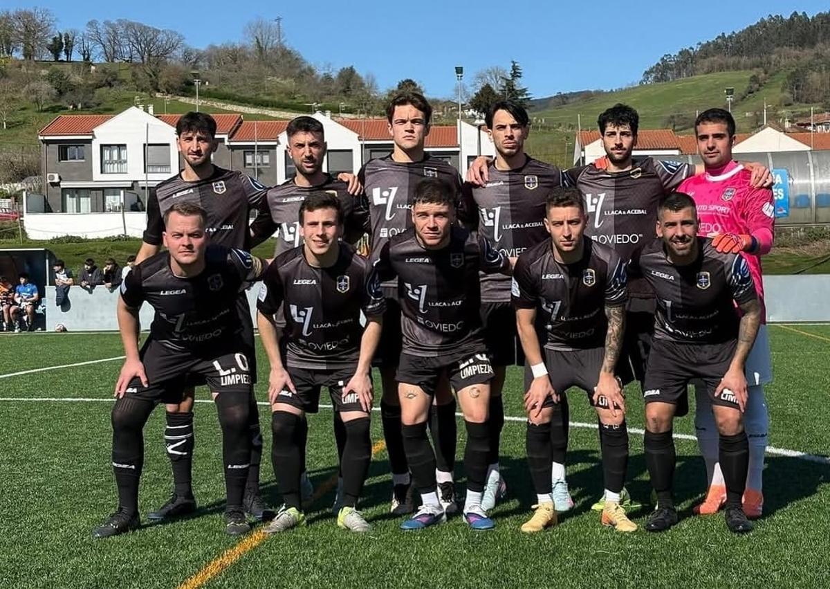 El once de La Corredoria en el duelo ante el filial del Mosconia.
