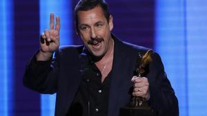 El actor Adam Sandler, recibiendo un premio por Diamantes en bruto en el Film Independent Spirit Awards de 2020.