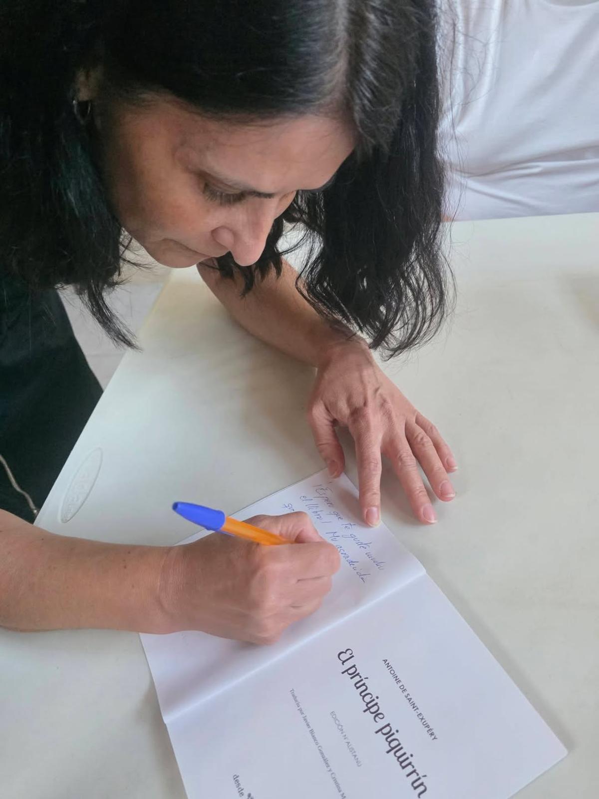 Cristina Manías Fraile dedica un libro del Príncipe Piquirrín