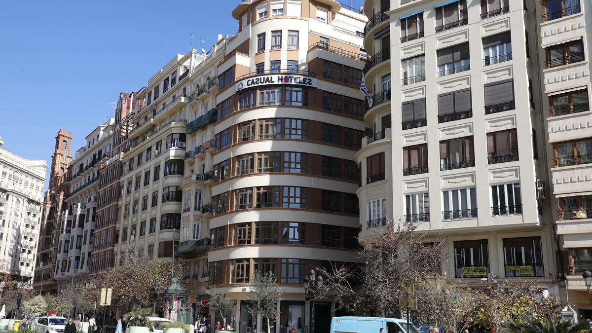 Hotel de la plaza del Ayuntamiento que ha vendido la cadena Casual por 11 millones.