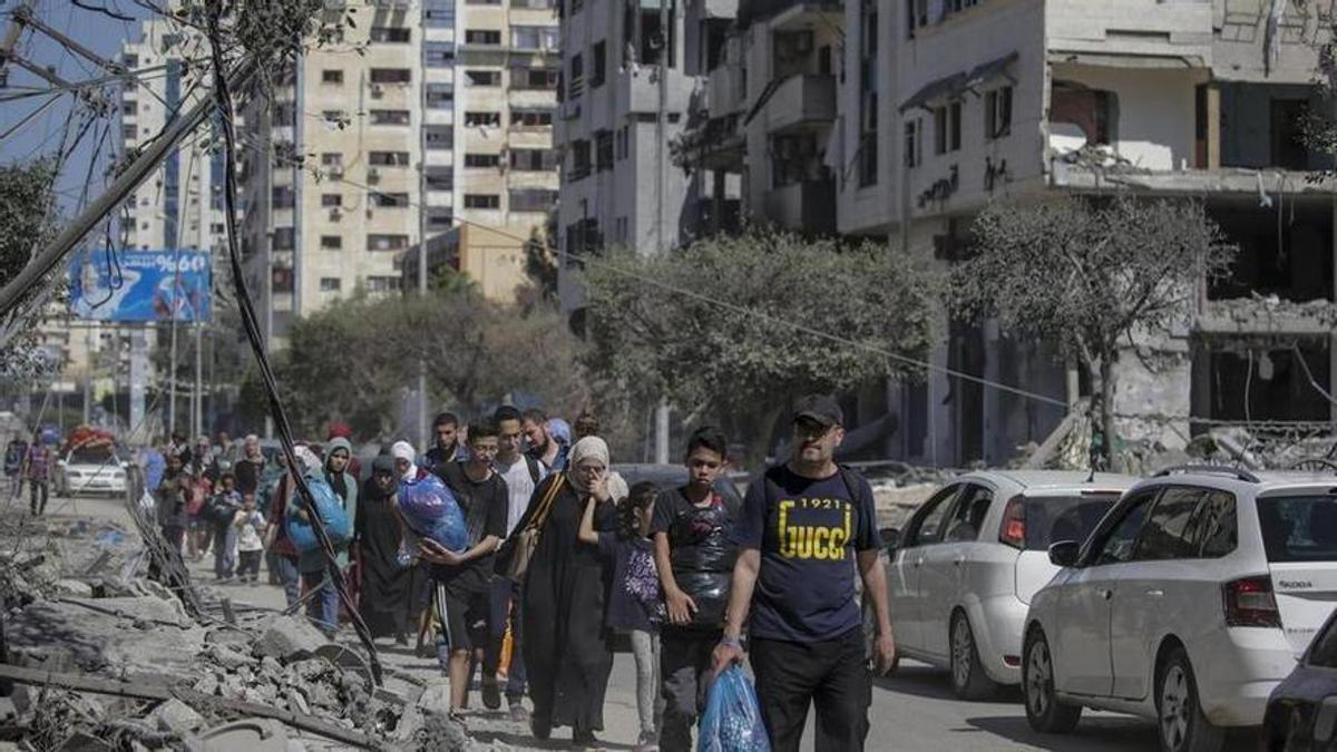 Los residentes huyen de la ciudad de Gaza antes la previsible invasión terrestre israelí.