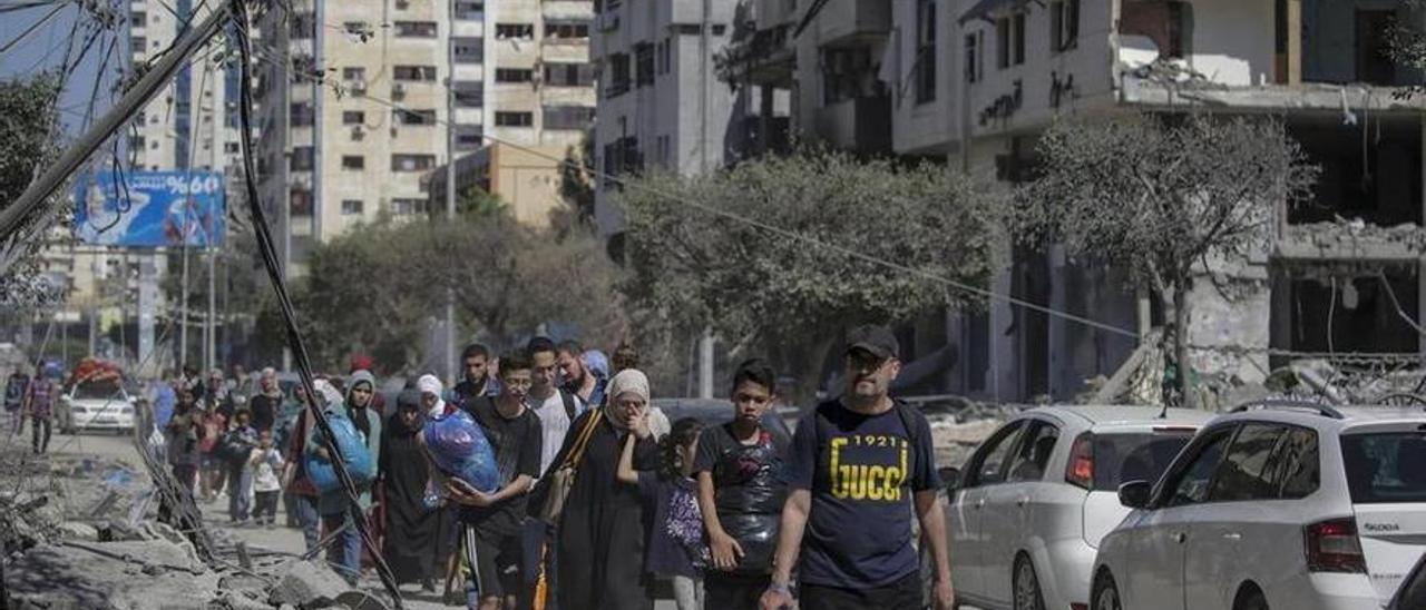 Los residentes huyen de la ciudad de Gaza antes la previsible invasión terrestre israelí.