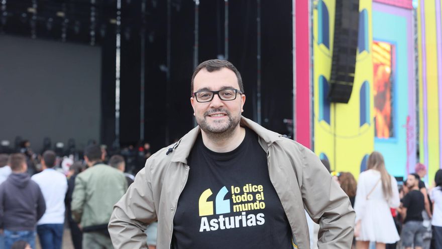 Barbón se va de fiesta al Boombastic: selfies con jóvenes, palmas arriba durante los conciertos y en la zona VIP con los hermanos Estopa