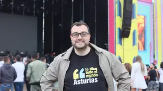 Barbón se va de fiesta al Boombastic: selfies con jóvenes, palmas arriba durante los conciertos y en la zona VIP con los hermanos Estopa