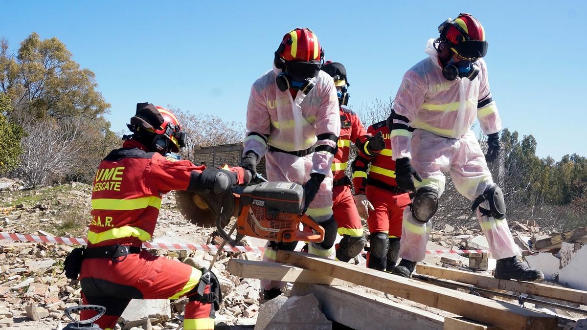 Militares de la UME participan en un ejercicio de rescate entre escombros tras un derrumbamiento.