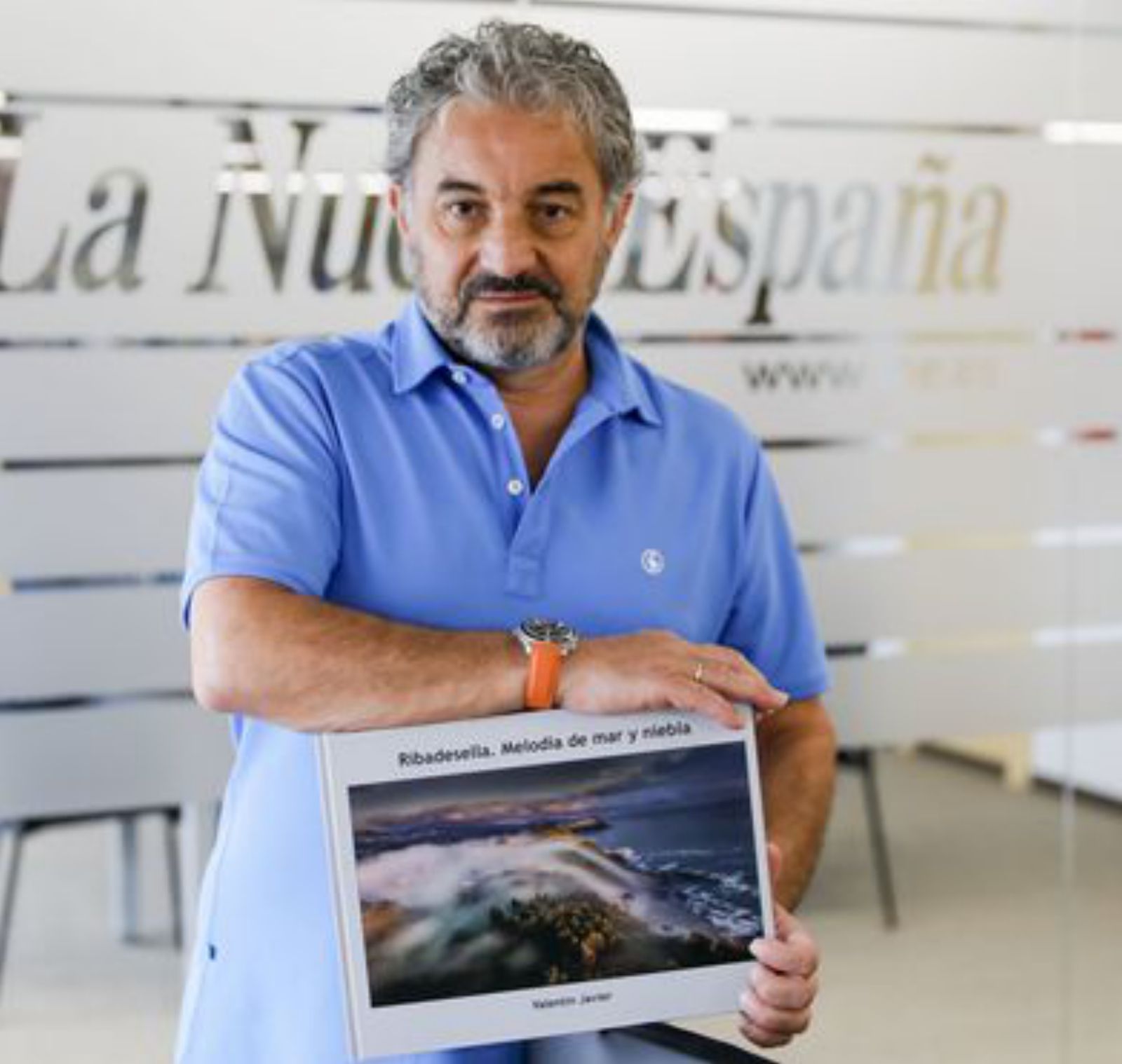 Valentín Javier Rodríguez, posando en LA NUEVA ESPAÑA de Gijón con su libro.