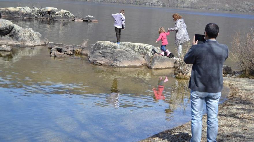 Turistas en el lago de Sanabria.