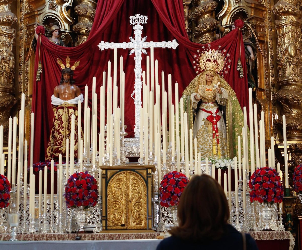 Elegante altar donde hoy recibirán la visita de los fieles los titulares de la Esperanza.