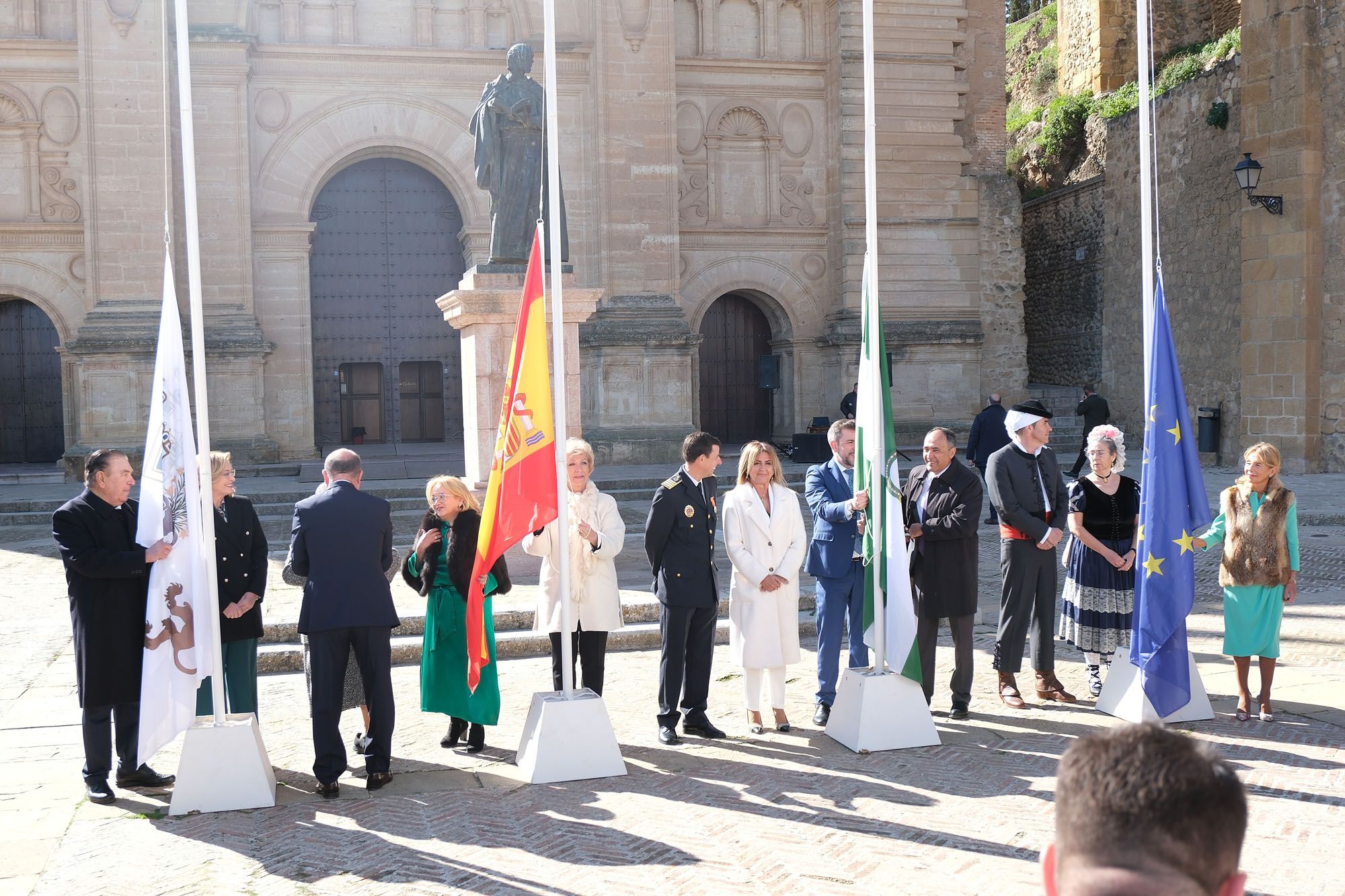 Izado de banderas con motivo del Día de Andalucía en Antequera.