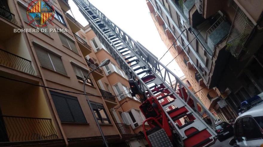 Bomberos acceden al domicilio del anciano tras desplegar la autoescalera hasta la sexta planta.