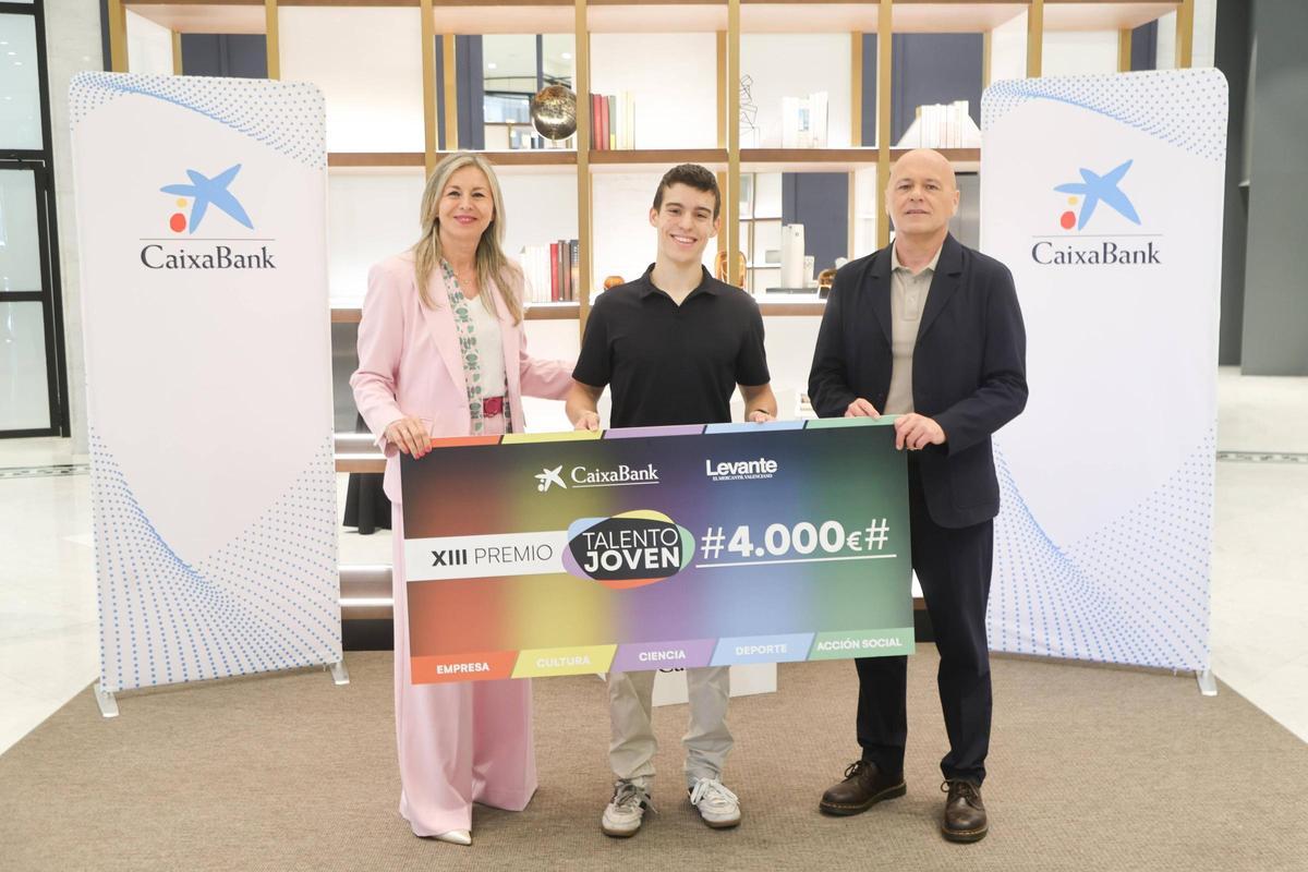 Olga García, directora territorial de CaixaBank en la Comunitat Valenciana; Mario Ribelles, ganador de la categoría de Ciencia; y Joan-Carles Martí, director de Levante-EMV.