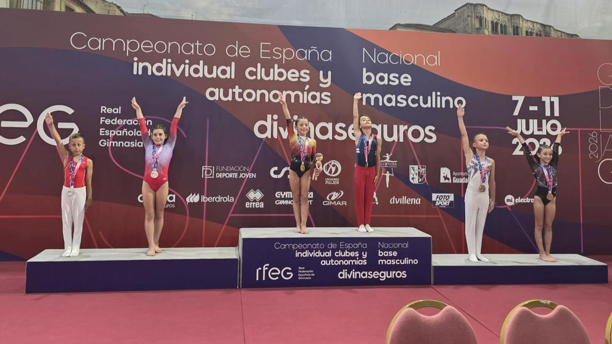 A la izquierda, Gal·la Mateu, subcampeona de España en Salto en la categoría Vía Olímpica 2