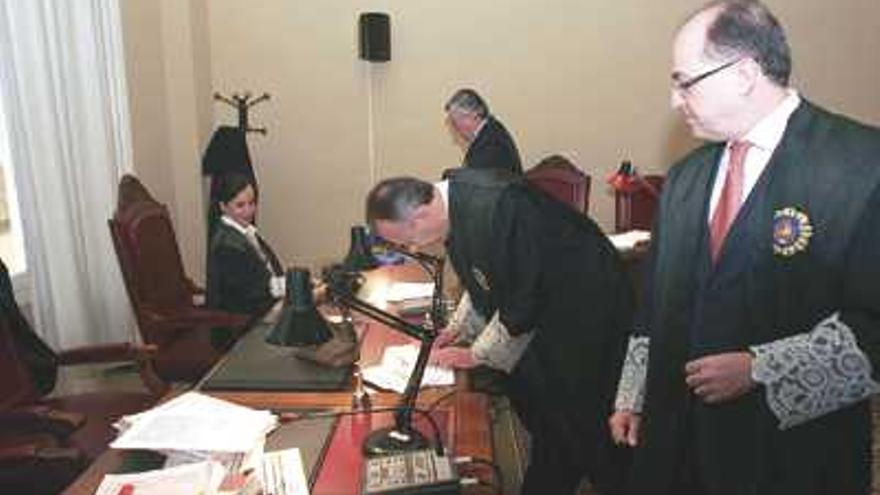 Preparatorios para el último juicio en el Palacio de Justicia.  Los magistrados de la Sección Octava Julio Ruiz-Rico, Pedro Molero Gómez, el presidente Fernando González y la secretaria judicial María Victoria Nogués, en el interior de la sala de vistas, preparando los documentos para el último juicio, por un caso de tentativa de asesinato de una mujer.