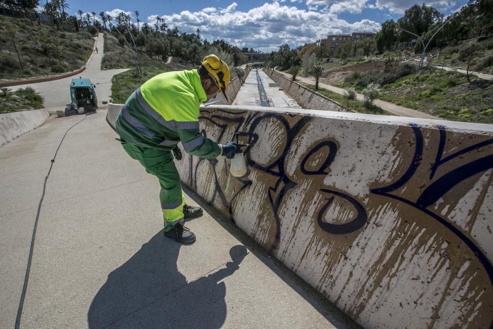 En lucha contra los grafitis en Elche