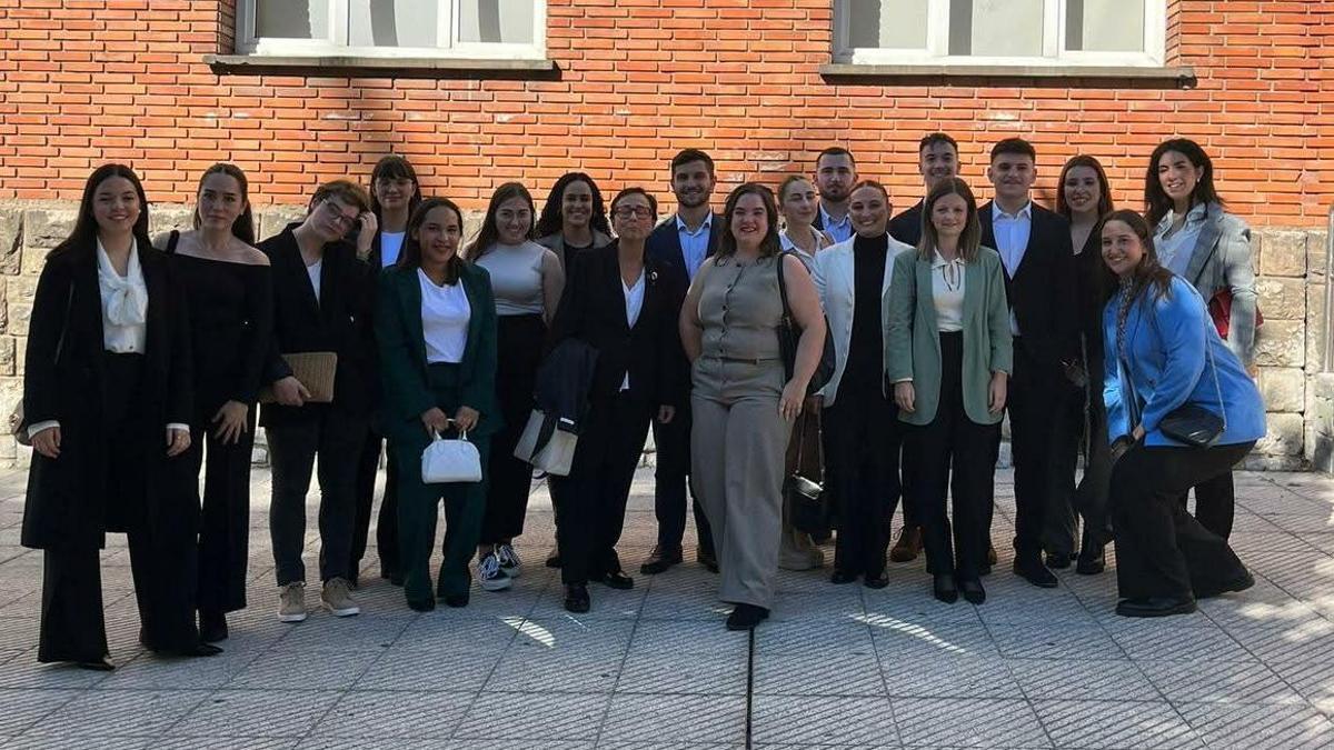 Luisa Ruiz y Estíbaliz Jiménez con el alumnado que participa en el diseño de la app ValTO. El proyecto fue presentado a Mariano Jabonero, secretario general de la Organización de Estados Iberoamericanos para la Educación, la Ciencia y la Cultura (OEI), entidad reconocida con el Premio Princesa de Asturias de Cooperación Internacional en 2024.