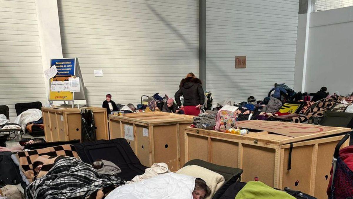 Refugiados ucranianos duermen en uno de los albergues habilitados en la ciudad polaca. | A. R.