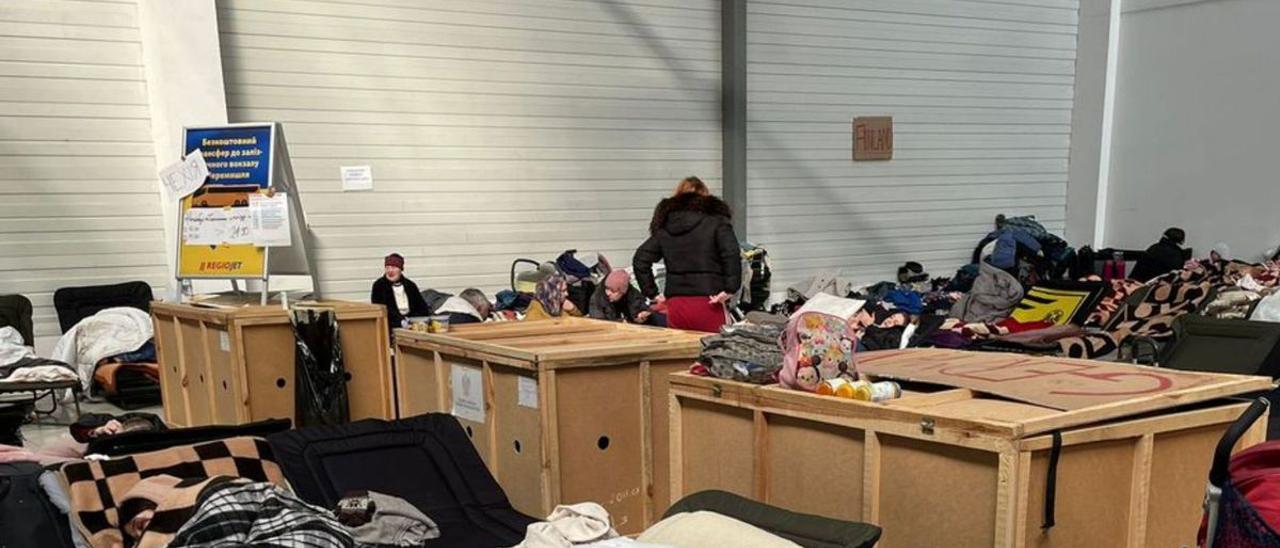 Refugiados ucranianos duermen en uno de los albergues habilitados en la ciudad polaca. | A. R.