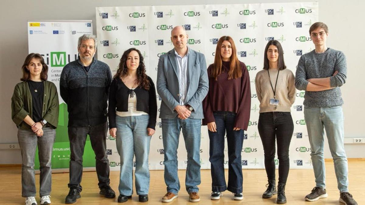 Parte del equipo que lidera Tubío (en el centro) del Centro de Investigación en Medicina Molecular y Enfermedades Crónicas (CiMus).