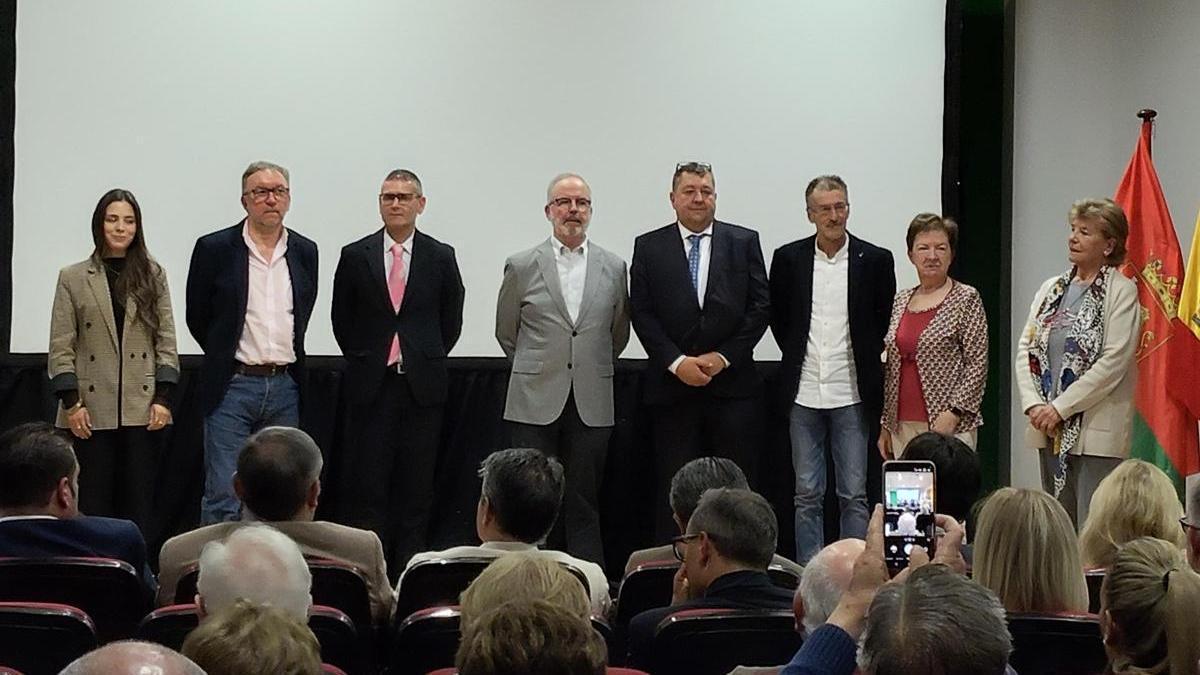 Los galardonados y familiares de los distinguidos a título póstumo, durante la Gala del Turismo de Llanes