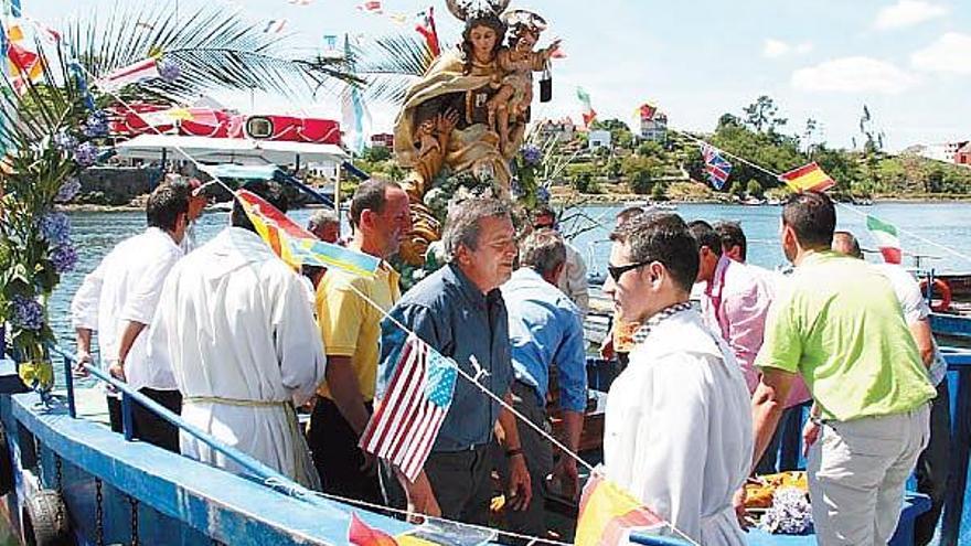 La imagen del Carmen es embarcada para recorrer la ría.