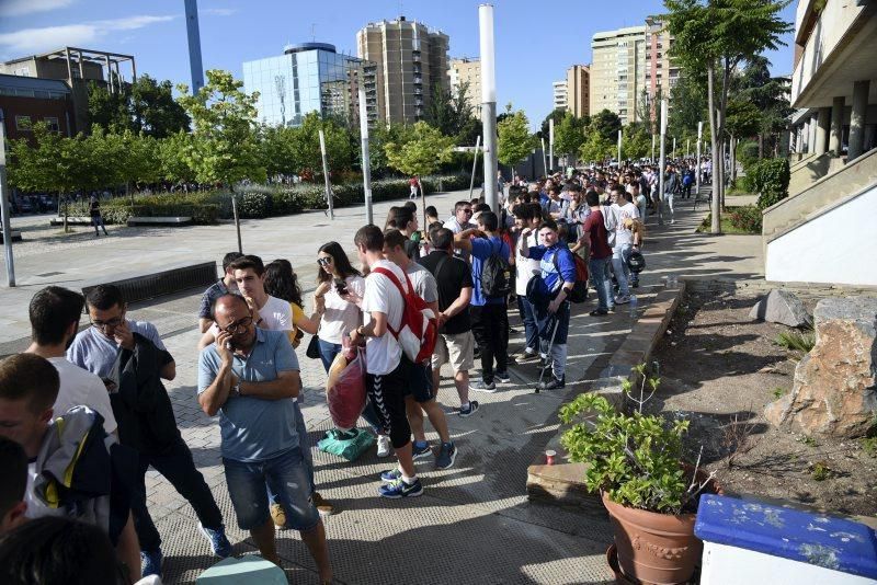 Largas colas para adquirir entradas para el playoff