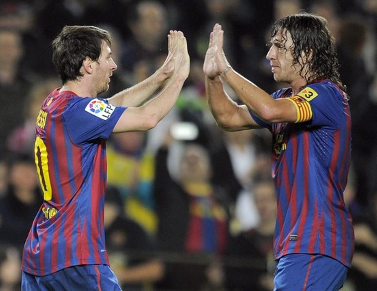 Lionel Messi celebra un gol amb el defensa Carles Puyol.