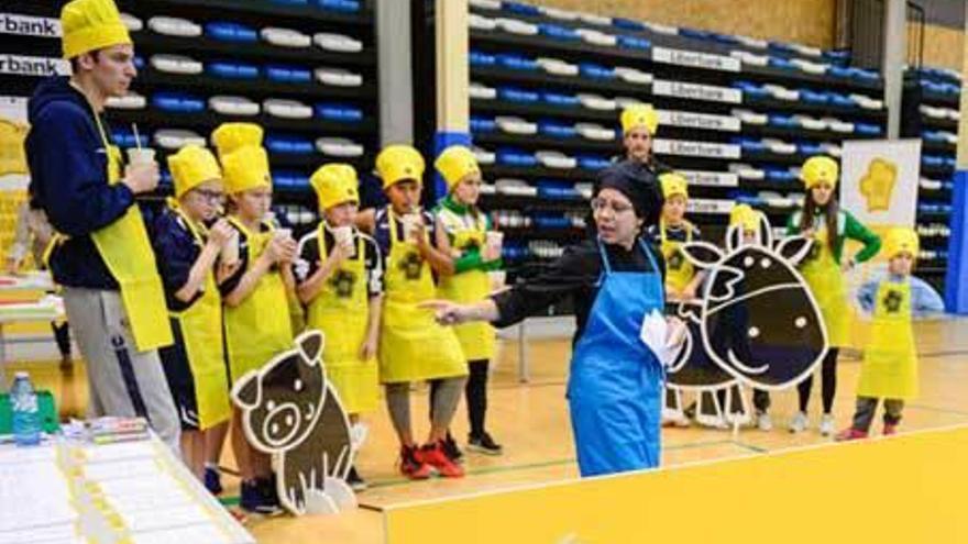 Niños y deportistas escuchan consejos sobre hábitos de vida saludables.