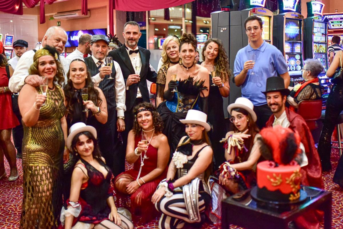 Los protagonistas del espectáculo, trabajadores del Casino La Toja y el gerente.