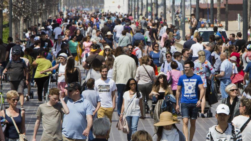 Turistas y paseantes en la playa de Malvarrosa de Valencia.