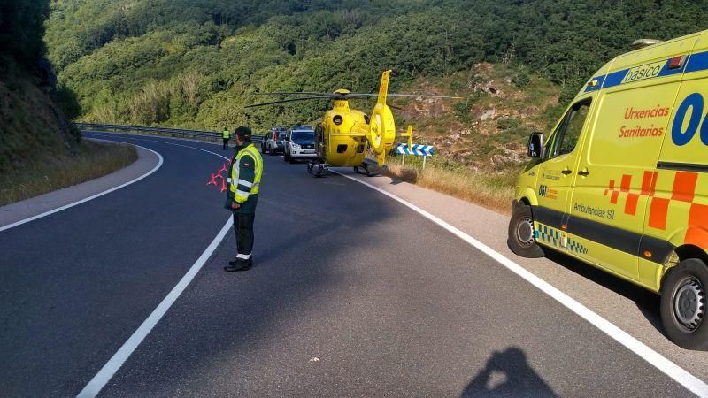 Evacúan a una mujer tras caer su vehículo por un desnivel en Ourense. // G. C.