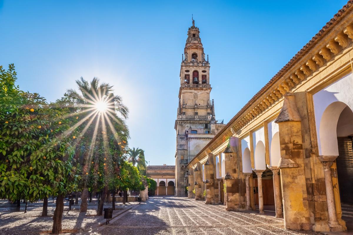 El campanario de la mezquita catedral desde el Patio de los Naranjos en Córdoba