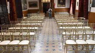 La nueva imagen del Salón de Plenos de Elche tras la polémica por la retirada de los bancos
