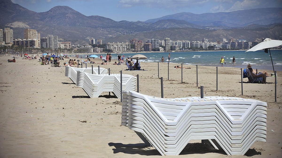 Preparación de las playas de El Campello para la llegada de turistas y visitantes, ayer.  | PILAR CORTÉS