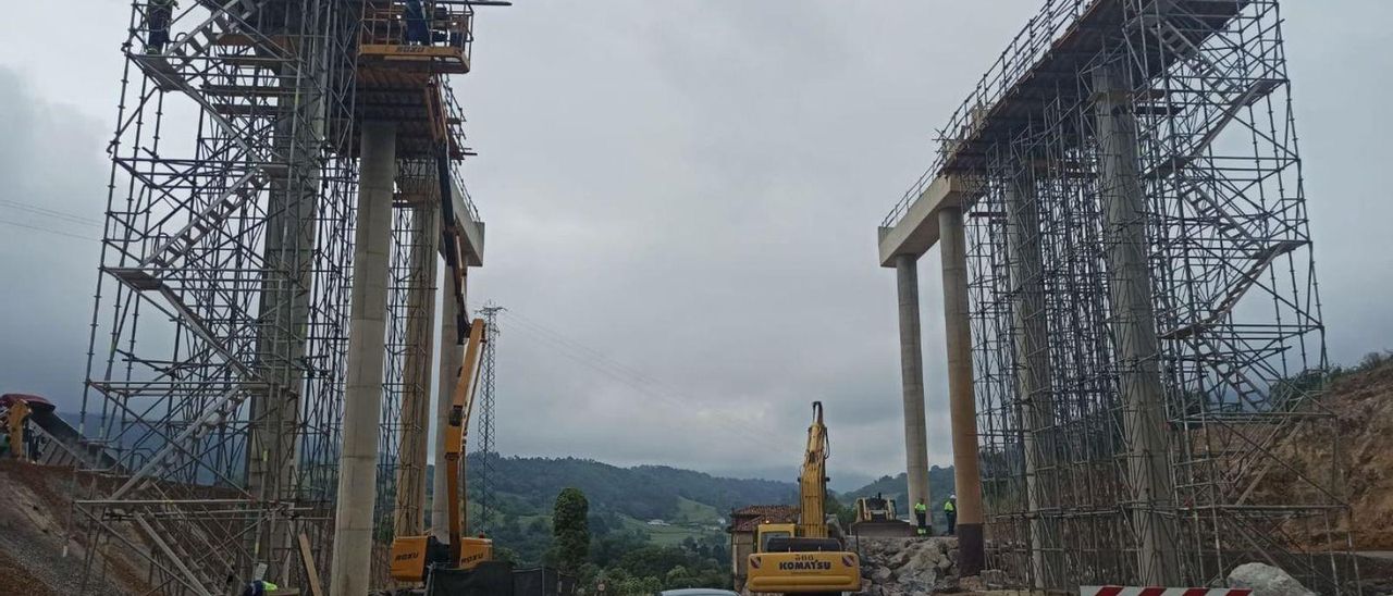 Obras de reconstrucción del puente de La Barrosa, en Salas. | Sara Arias