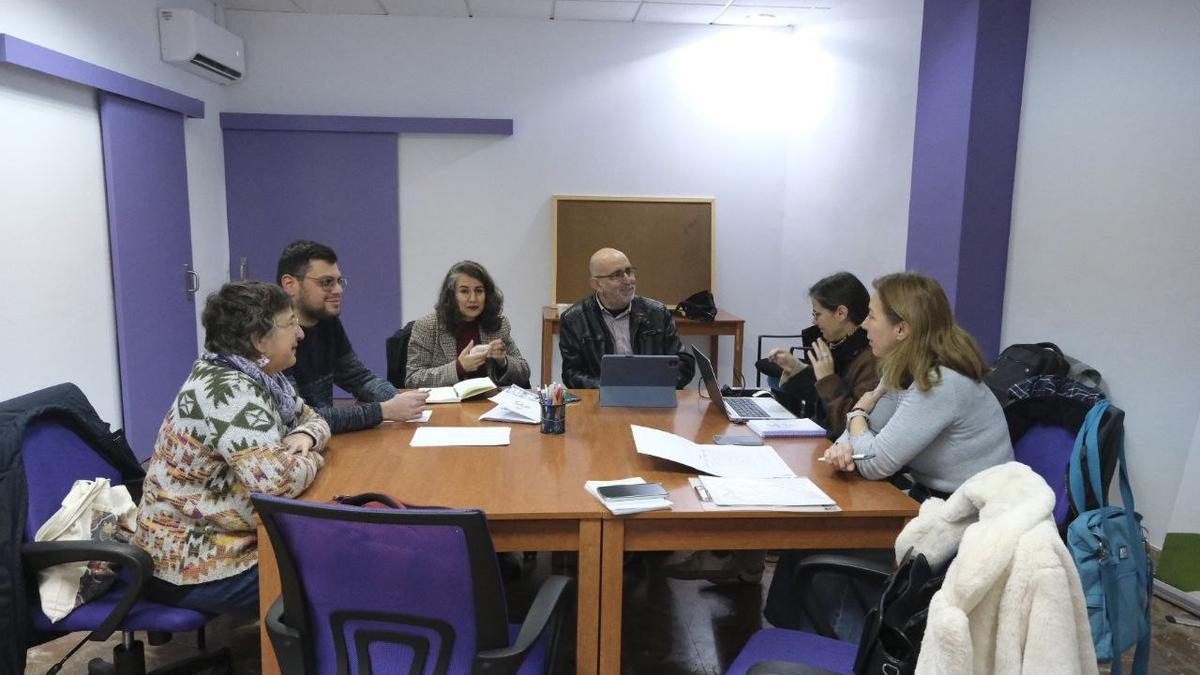 La candidata de Unidas por Extremadura a la Presidenta de la Junta, Irene de Miguel, mantiene una reunión con el grupo de Acción Social y Sindical que agrupa a 13 colectivos.