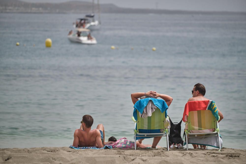 Un baño en la playa, uno de los remedios más utilizados este jueves para combatir el calor.