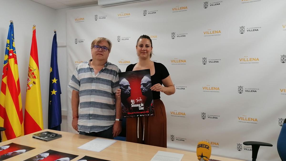 El presidente del Cine Club Villena, Antonio Martínez, y la concejala de Cultura, Elena Benítez, presentando el cartel de la 41 edición de la Semana del Cine.